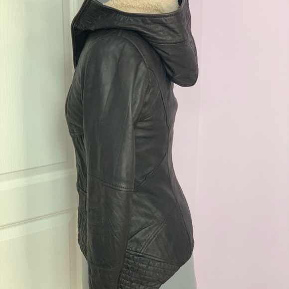 Danier fitted leather bomber jacket - Picture 4 of 5